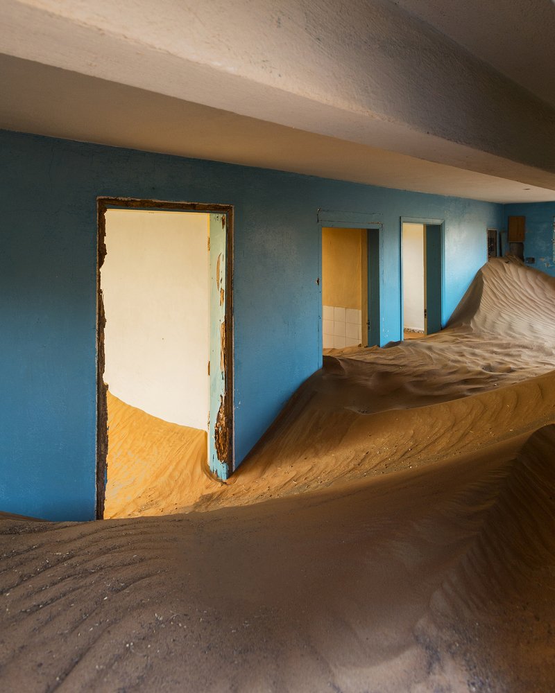 Женщина в песках