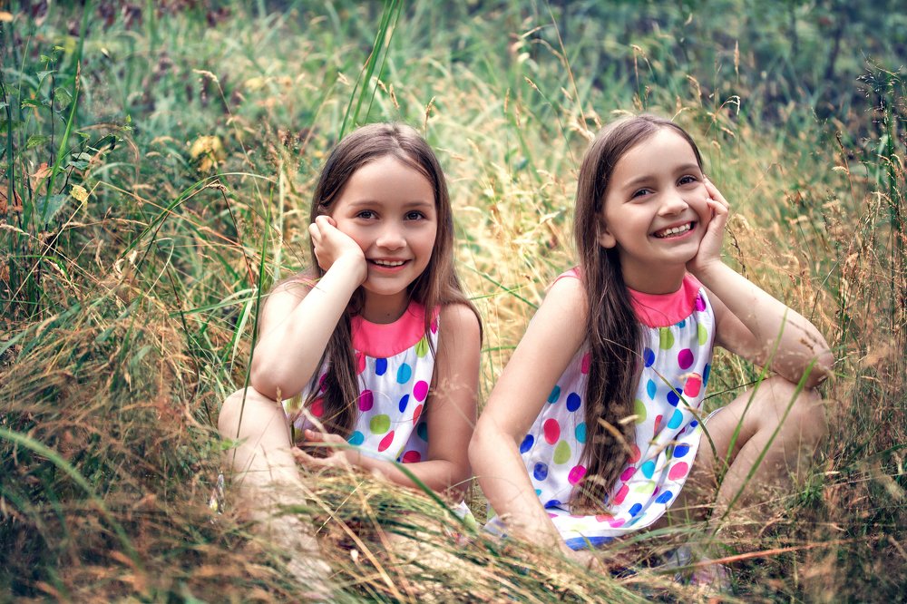 Сестры-близняшки