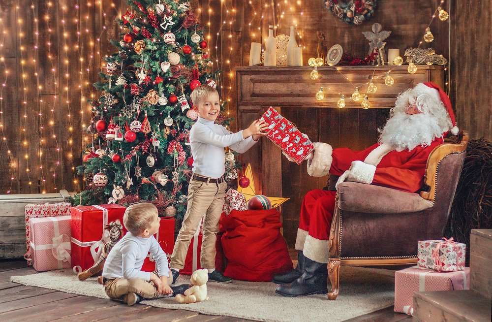 Дети получают подарки.