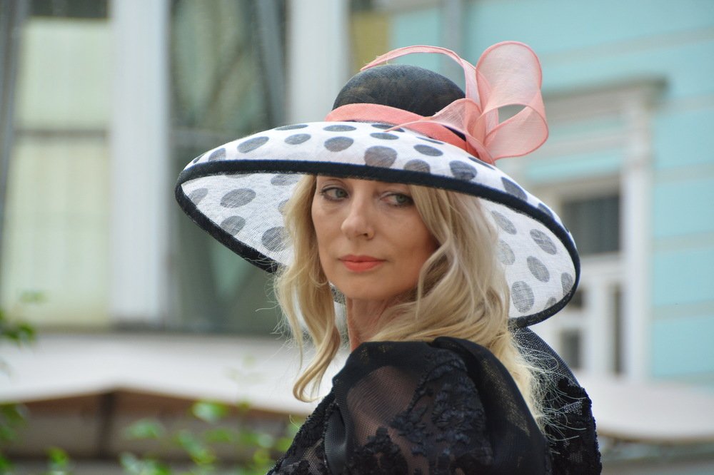 Девушка в шляпе