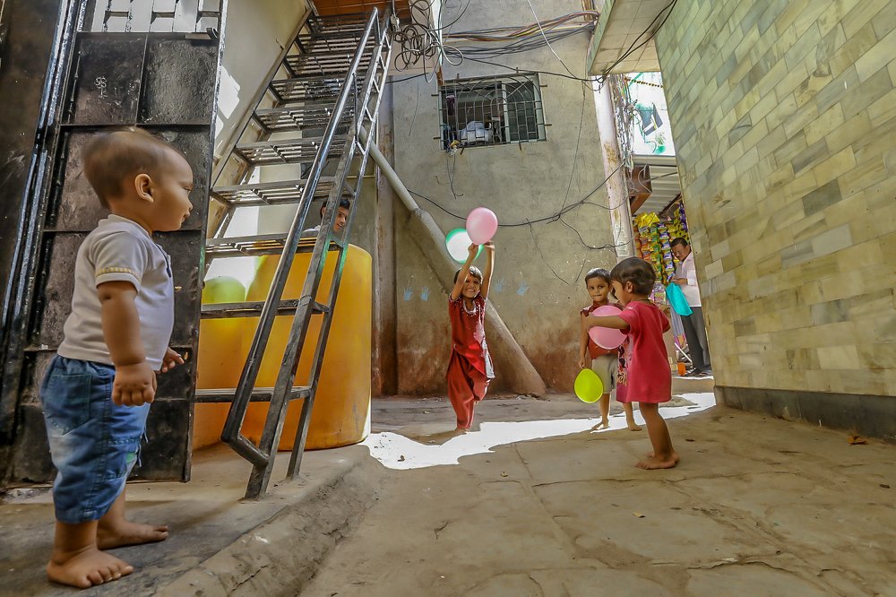 PLAYING WITH BALLOONS