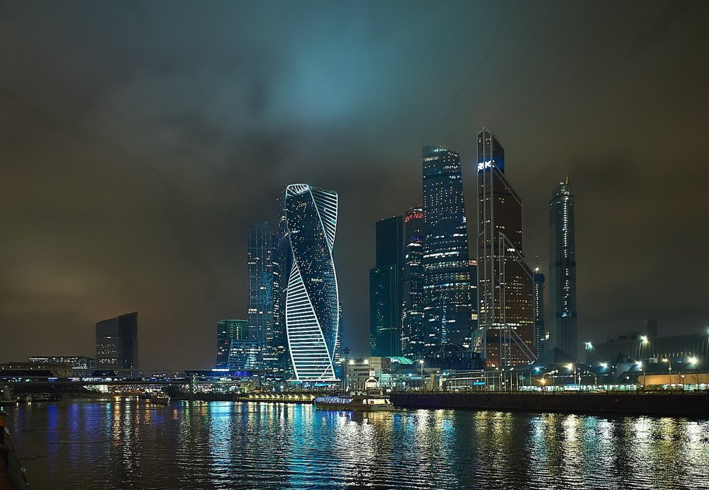Москва-Сити разукрасила ночное небо Москвы.