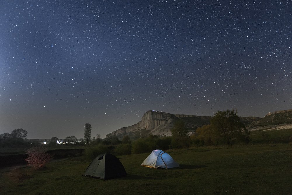 У белой скалы