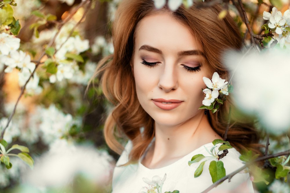 Девушка в цветах яблони.
