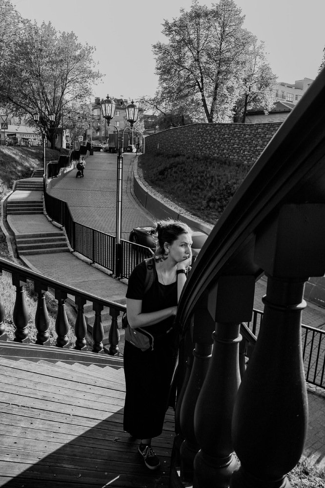 Девушка на лестнице