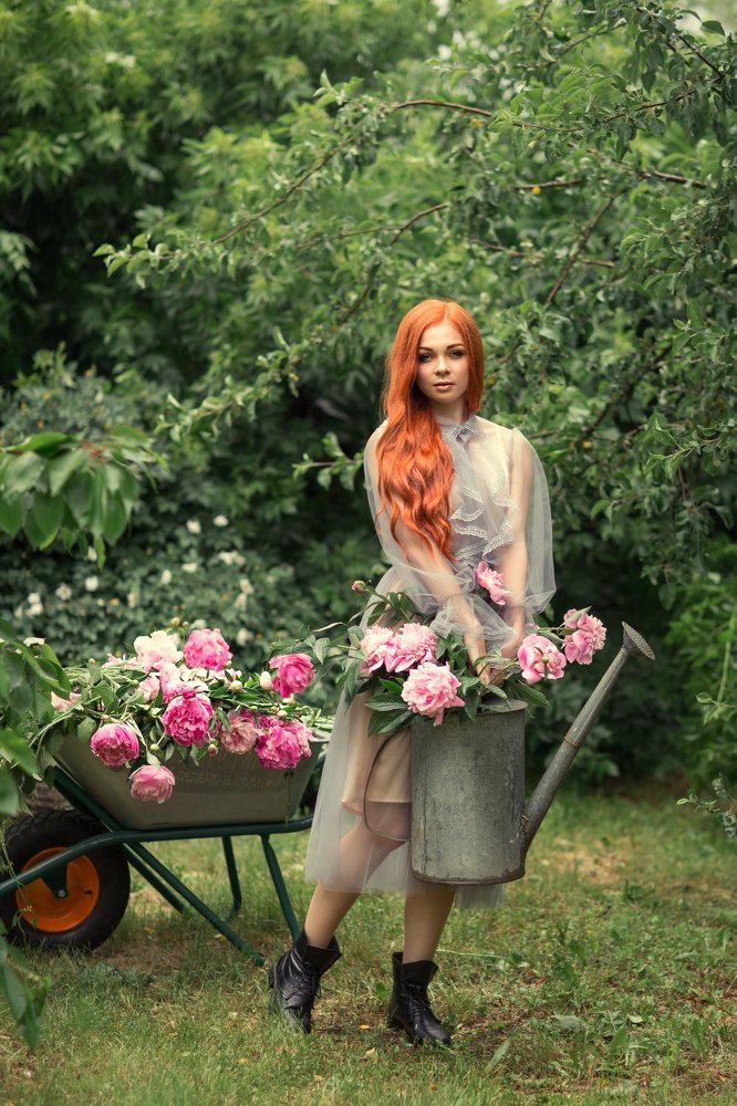 Девушка с пионами