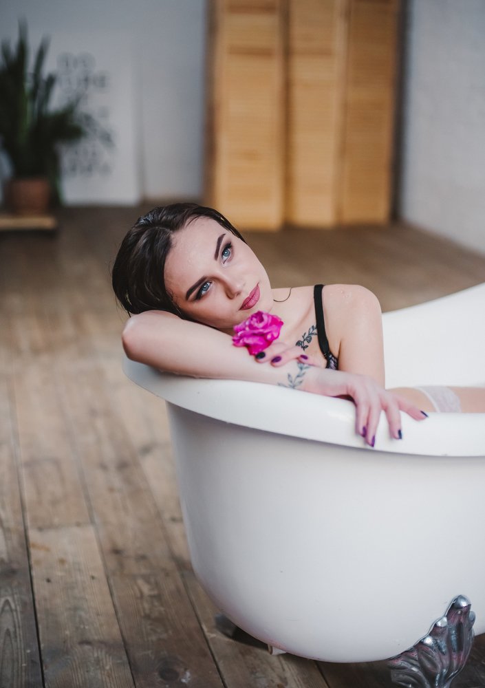 Девушка в ванной задумалась о любимом