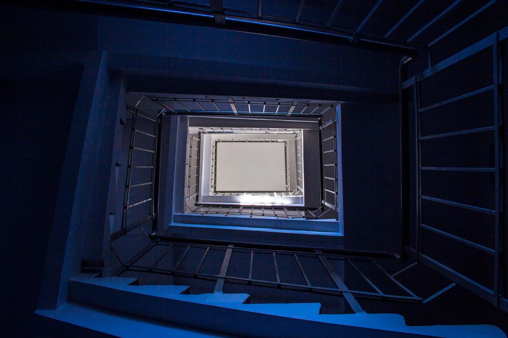 Лестница, от темного к светлому