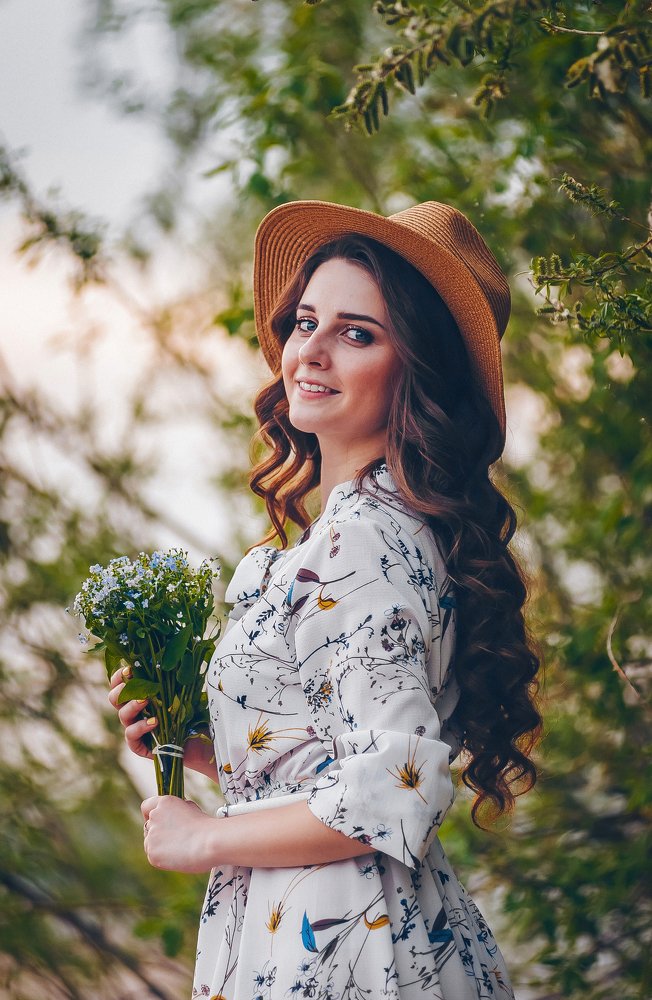 девушка с цветами