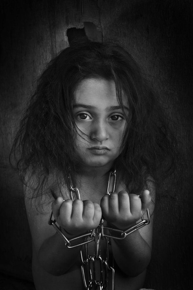 قيود ظلم  الطفوله