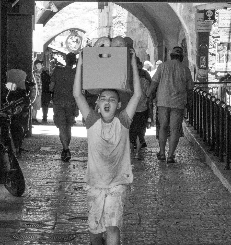 Мальчик с хлебом