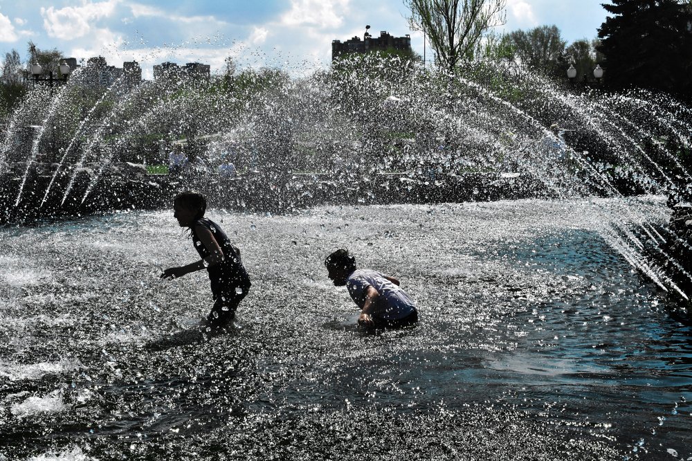 дети в фонтане