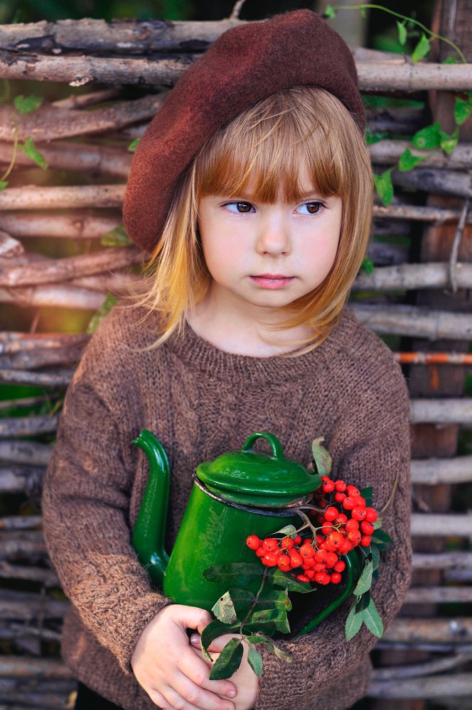 Девочка с рябиной