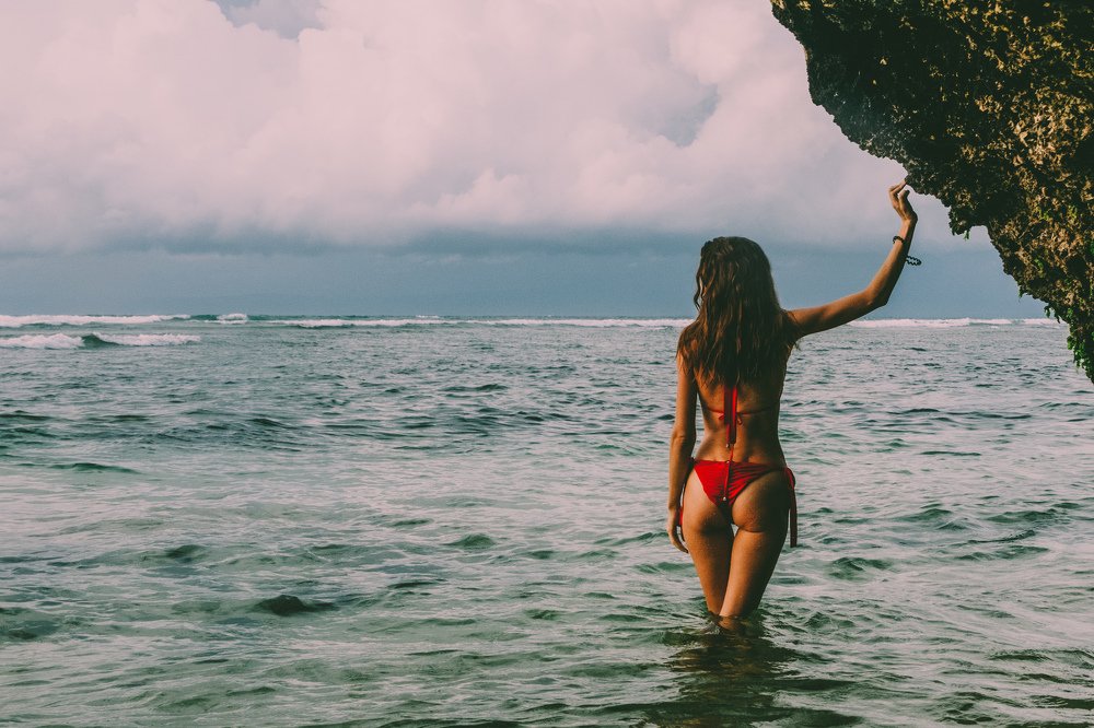 Девушка и море