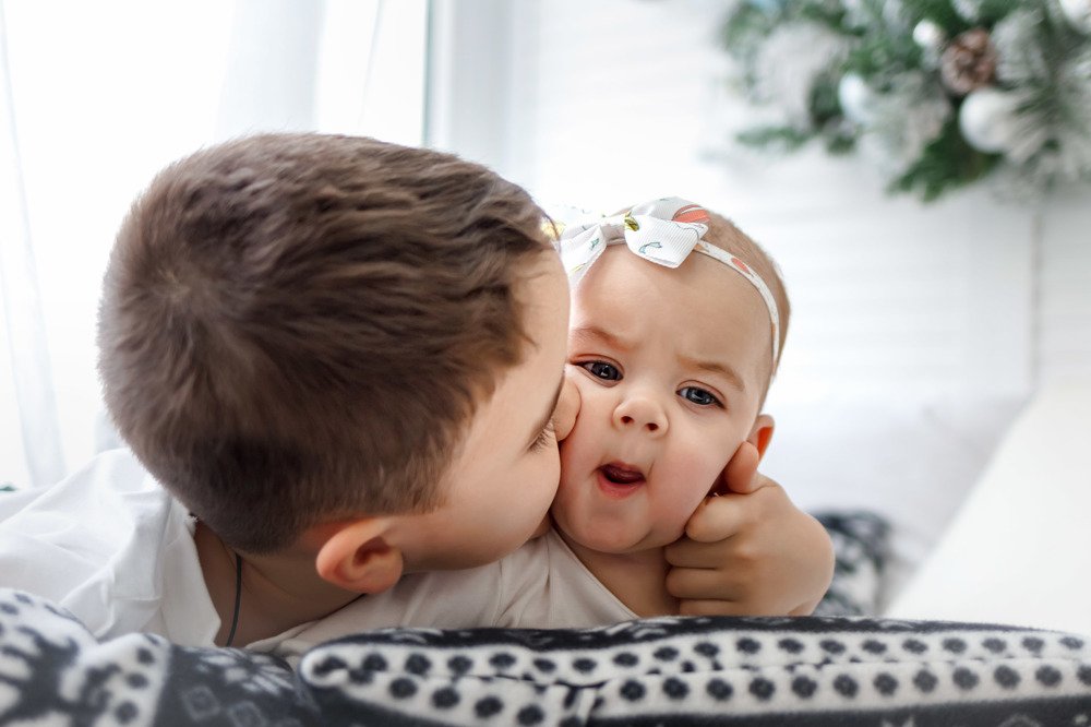 У моей сестренки - самые вкусные щёчки!