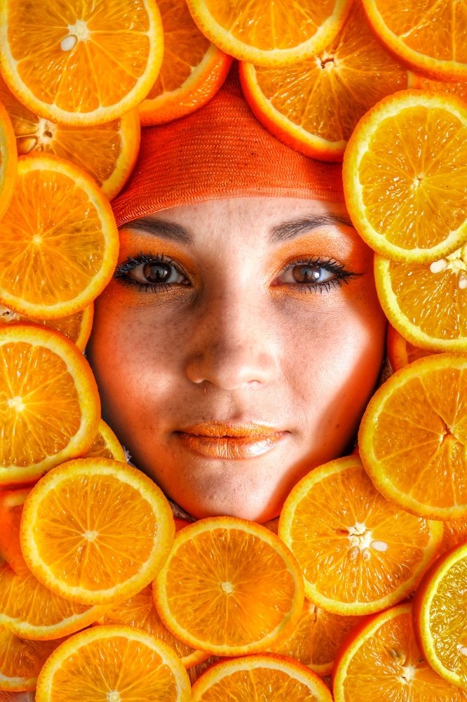 Девушка в апельсинах
