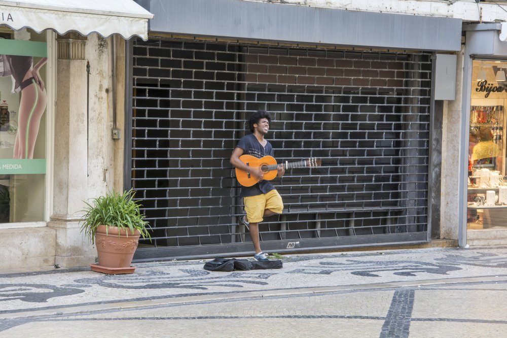 Уличный музыкант.