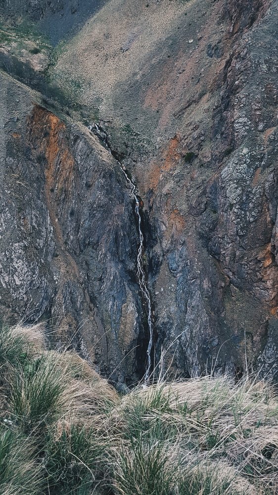 "...и путь неизвестный над пропастью, где, покрываяся пеной, бежит безымянная речка"