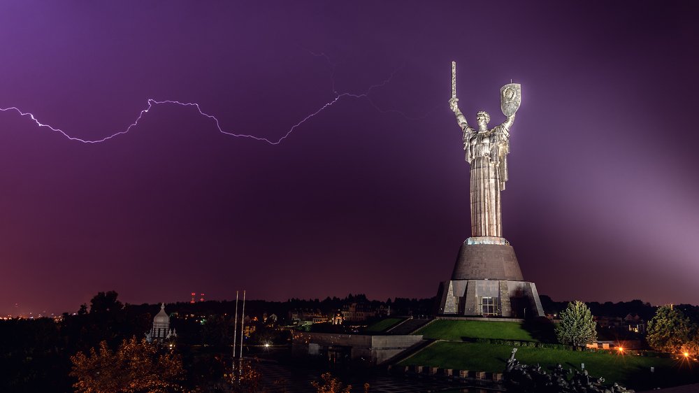 Великая Мать-Родина в Киеве против стихии! Кто кого?