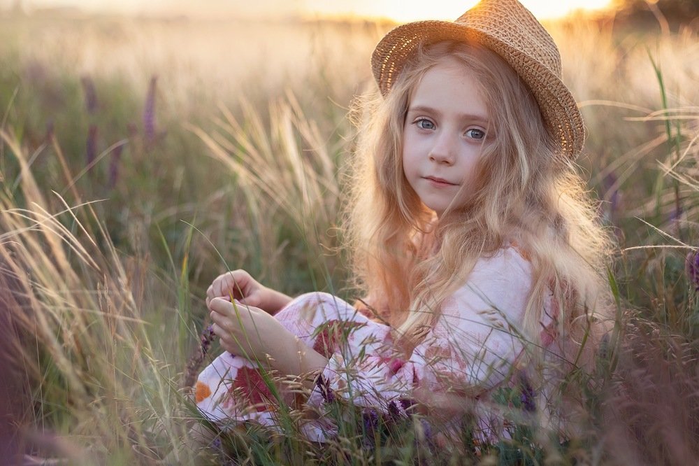 Девочка в поле