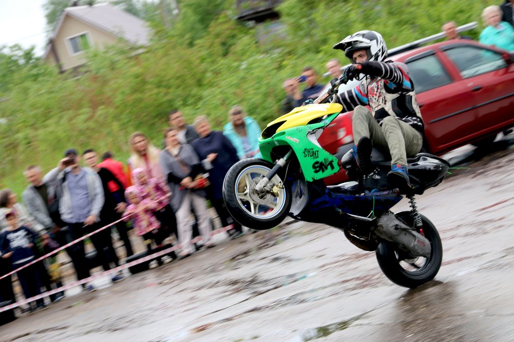 На скорости.