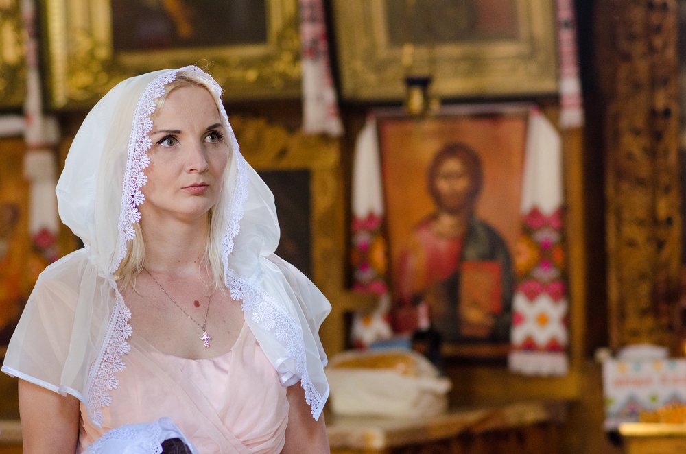 Женщина в церкви