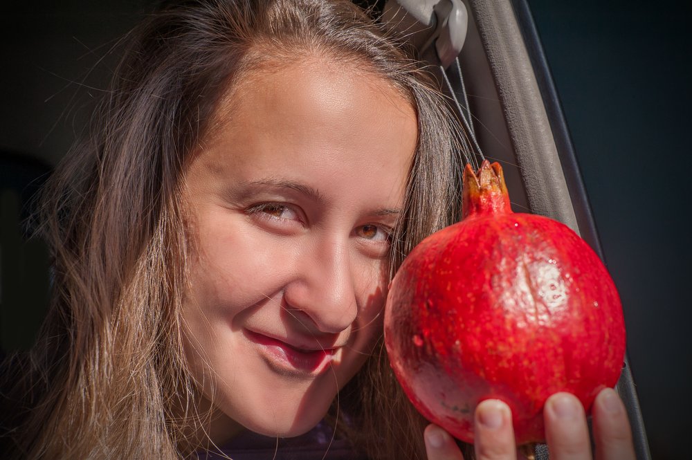 Девушка с гранатом...