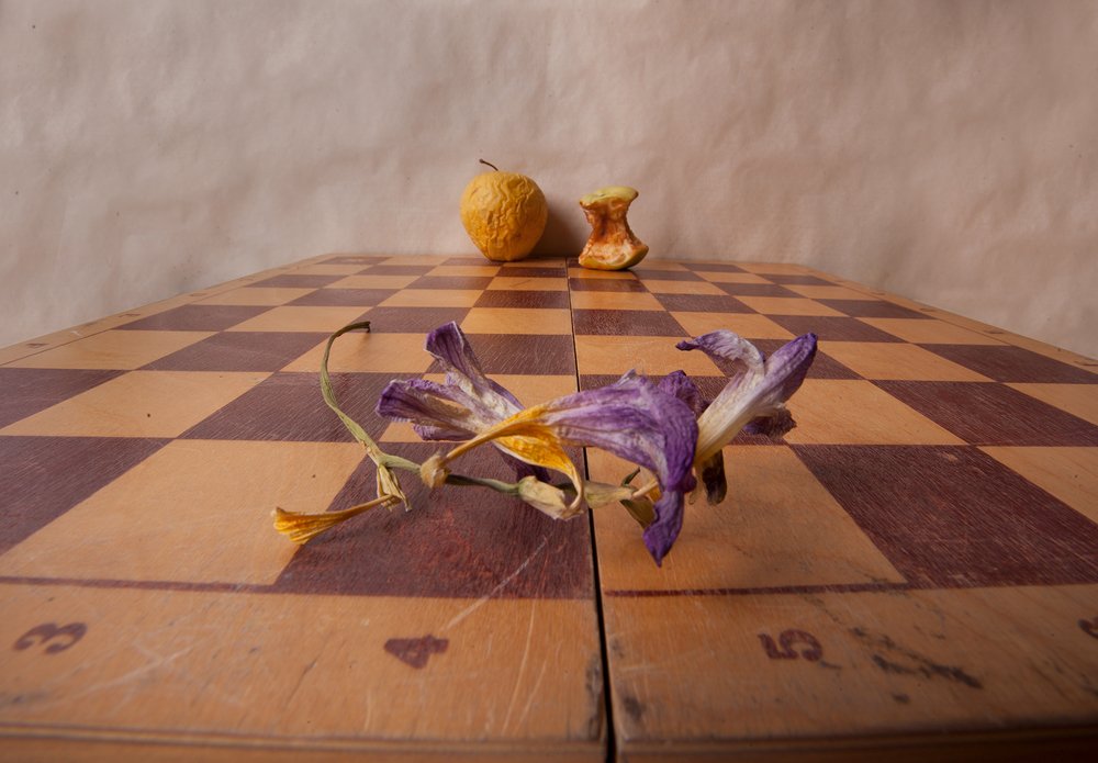 Яблоки и цветок