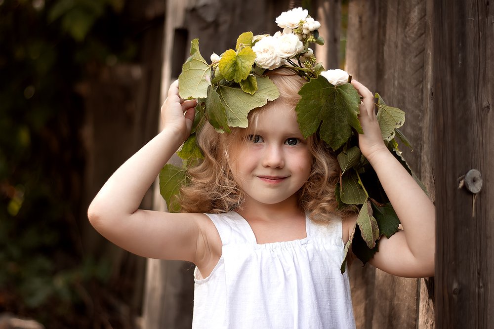 Девочка с венком