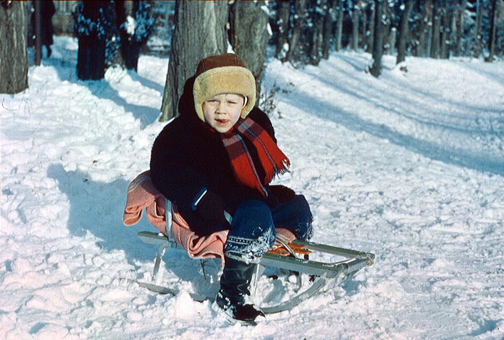 На саночках