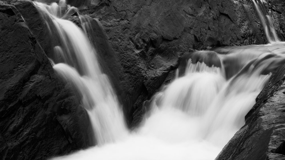 Вода и камень.