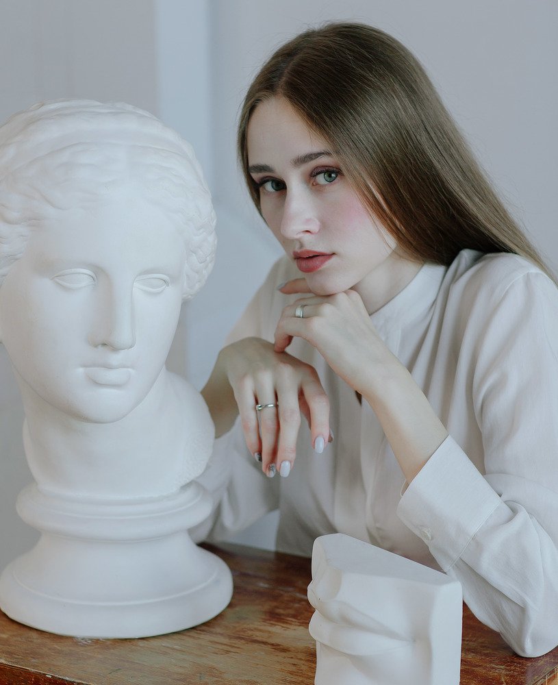 портрет девушки с головой Афроиты