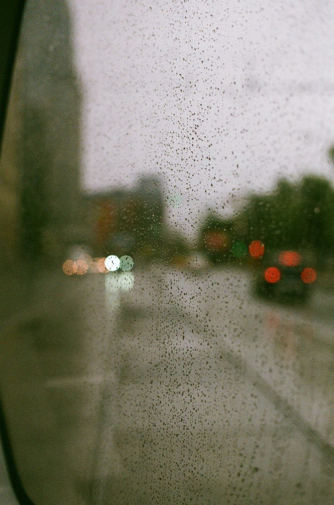 Капли на стекле трамвая