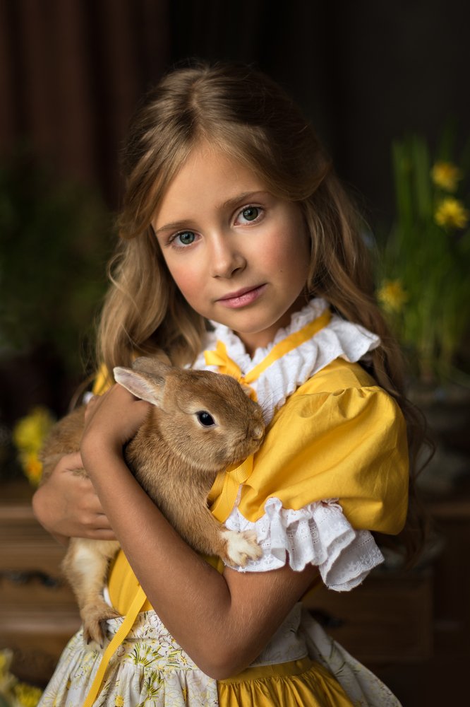 Девочка с кроликом