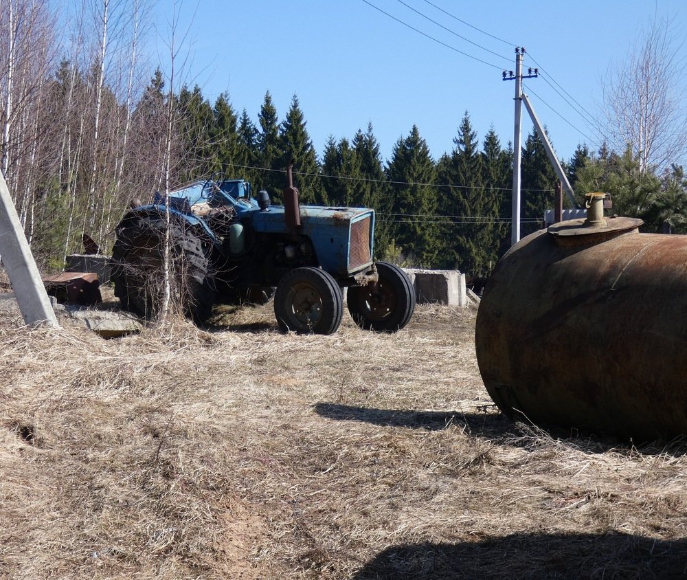 Трактор на окраине