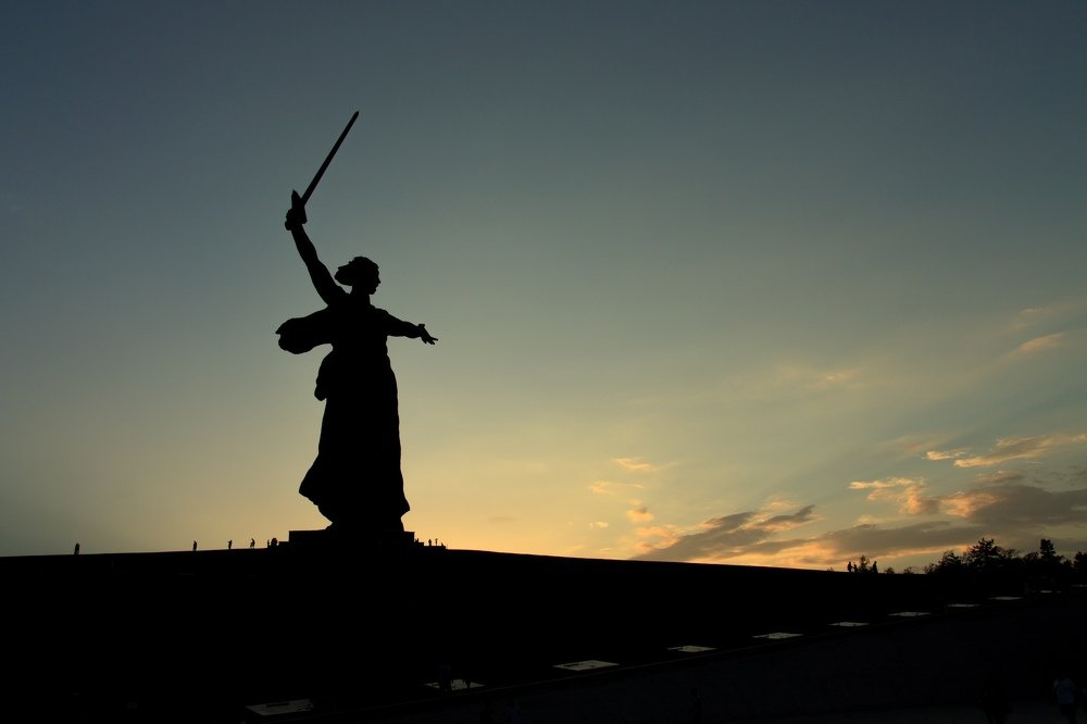 Мать среди детей