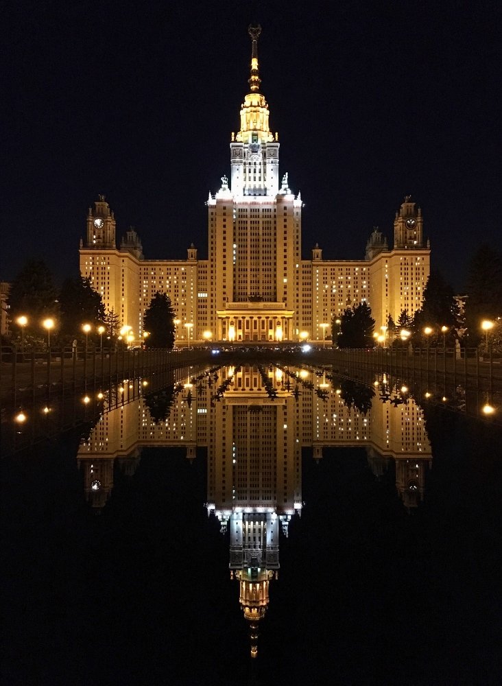 МГУ ночью