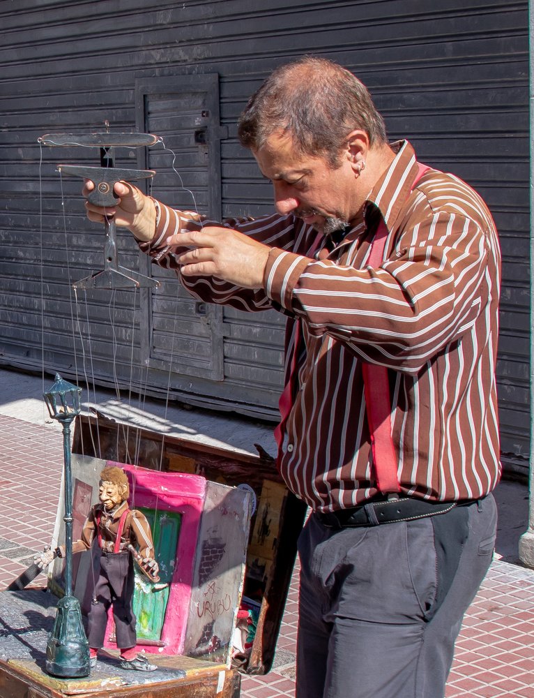 Puppeteer on Defense street, Buenos Aires city