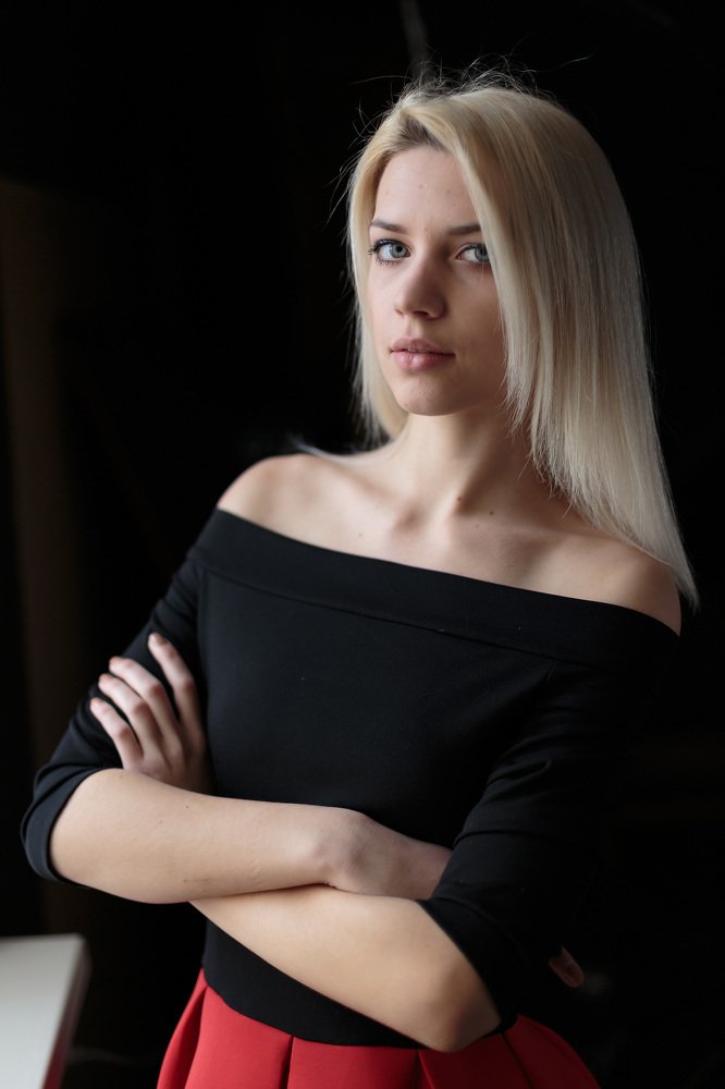 Марина у окна