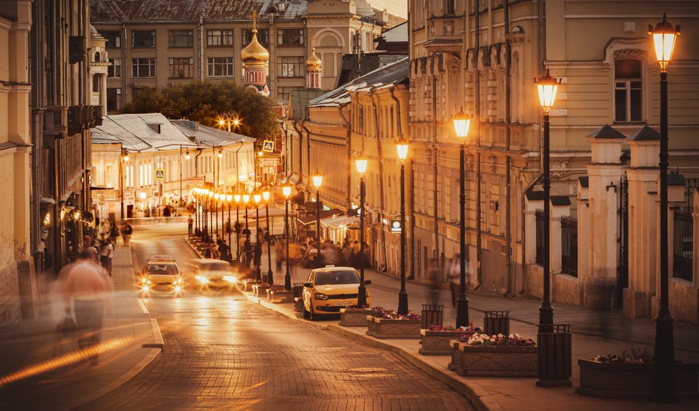 Ночная Москва. Кто-то едет домой с работы, кто-то отдыхает прогуливаясь по городу вечернему.