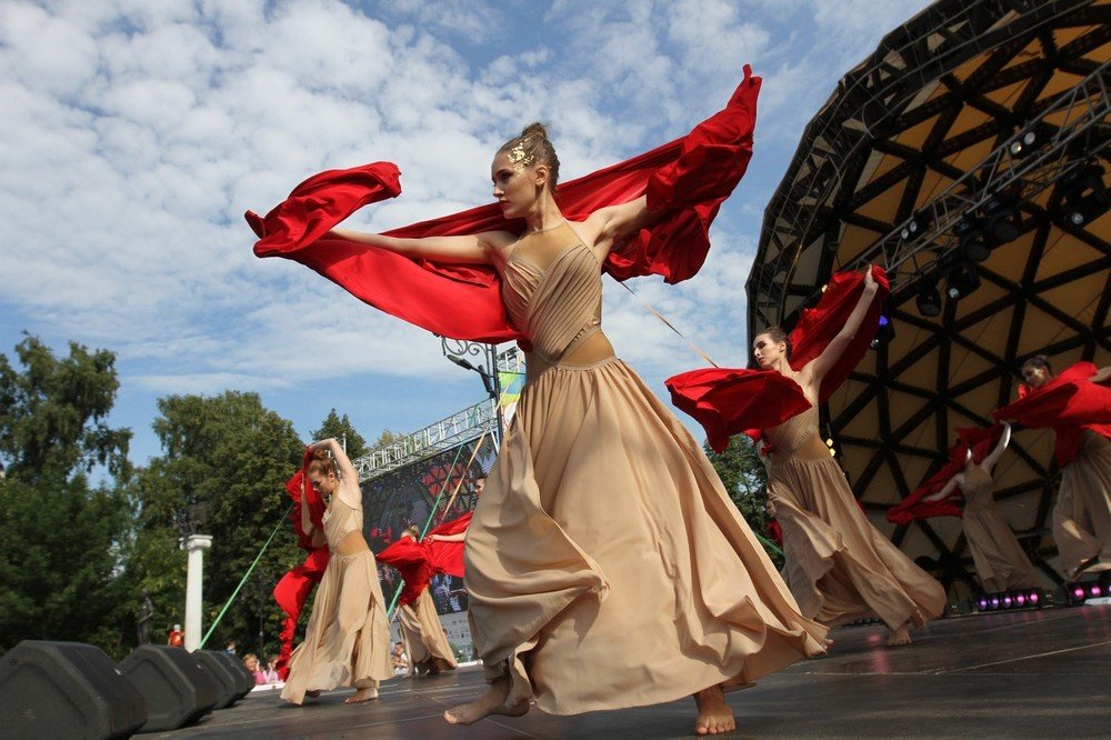 Танец огненных девушек