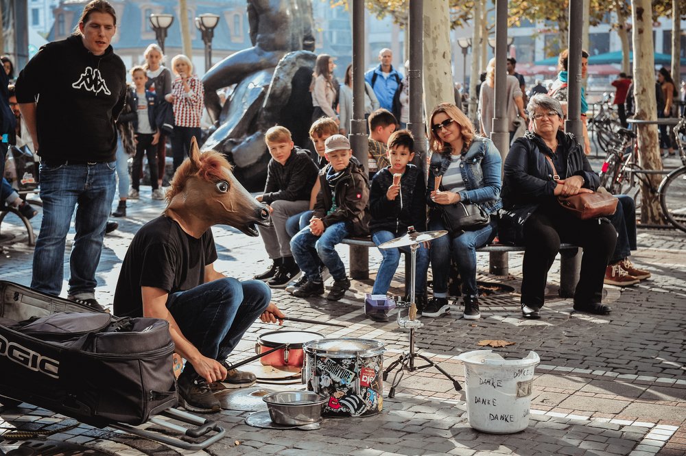 Человек - лошадь. Центральная площадь Франкфурта на Майне