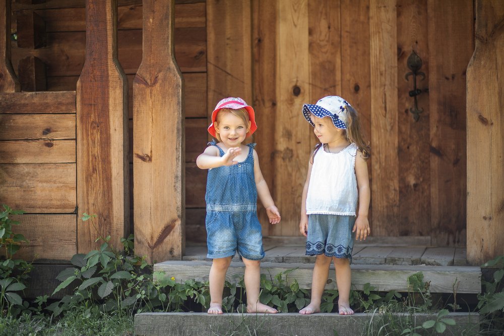 Славные сестрички в деревенском доме.
