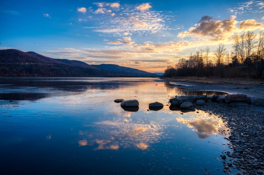Весенний вечер на реке.