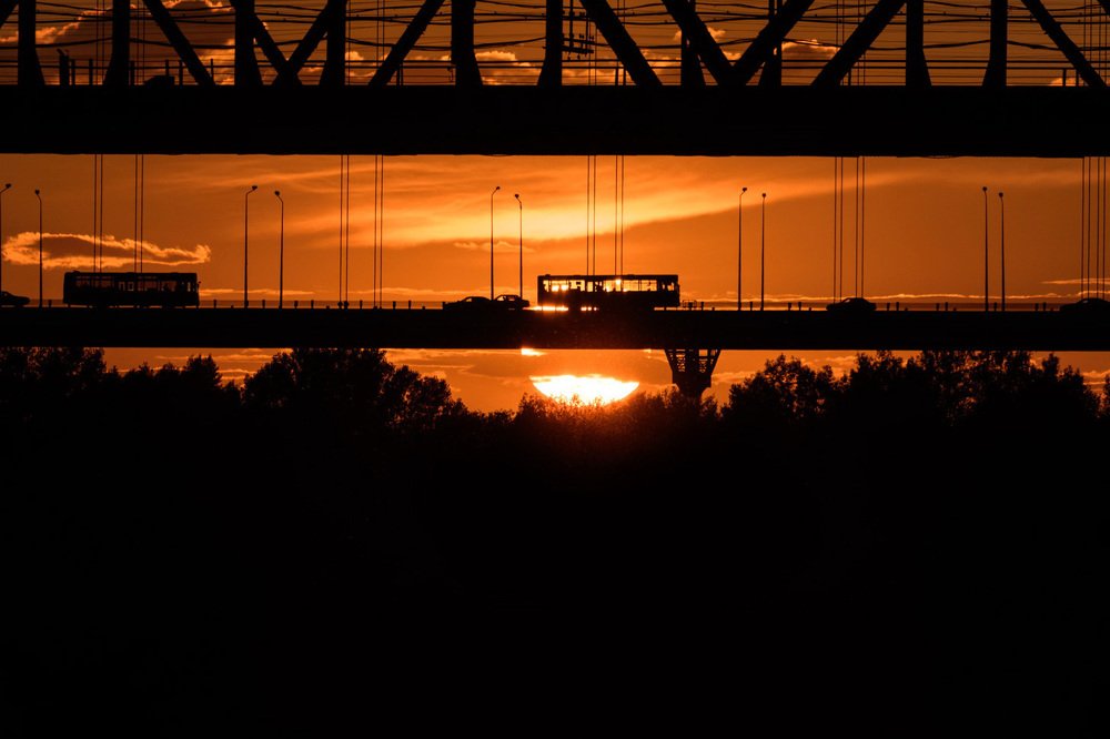Горит закат огнём багряным...