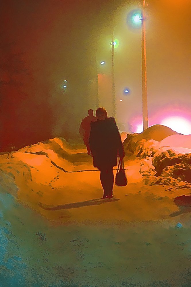 Неоновые огни окрасили зимний городской туман