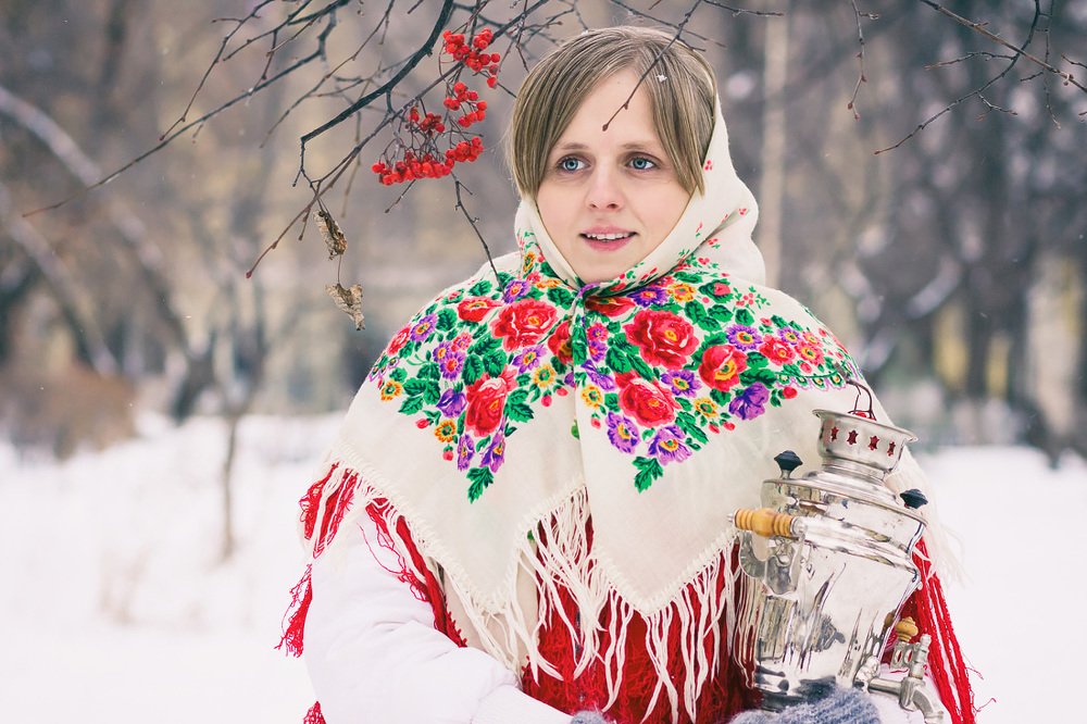 Девушка с самоваром.