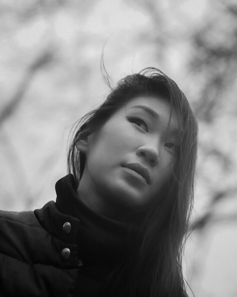 Под моросящим дождиком.