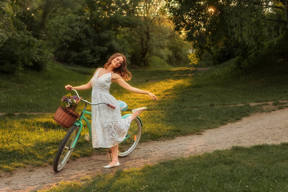 Девушка с велосипедом