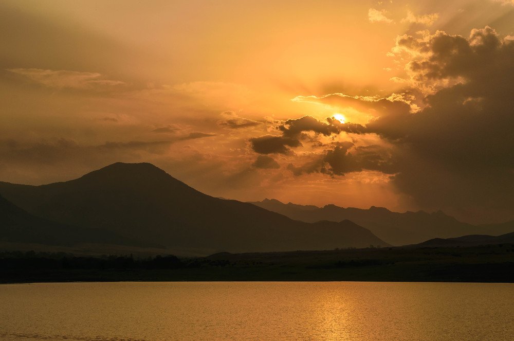 закат над озером